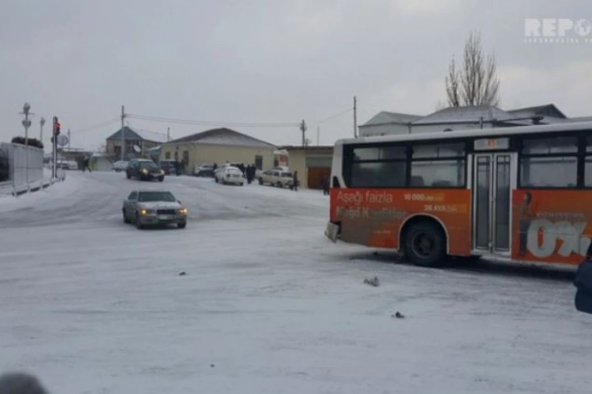 Bakının buzlu yollarında sürüşən avtobuslar (VİDEO)