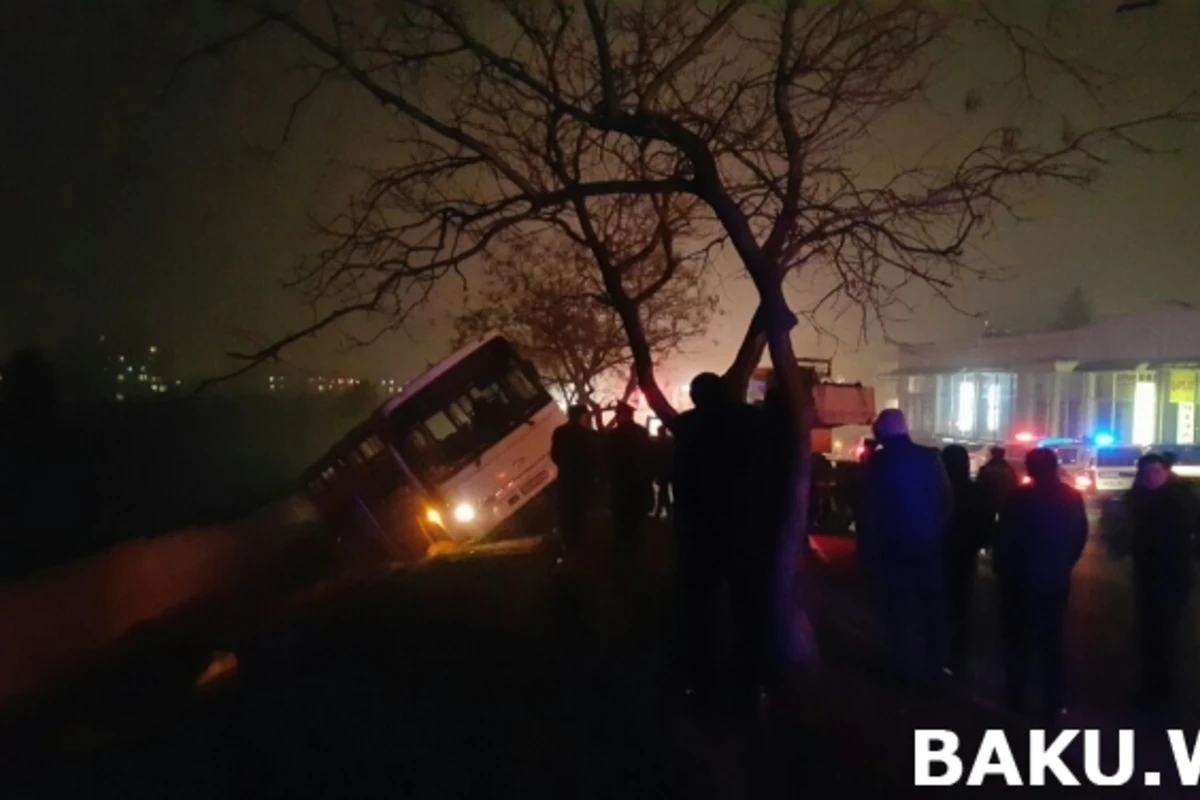 Bakıda sərnişin avtobusu aşdı (FOTO, VİDEO)