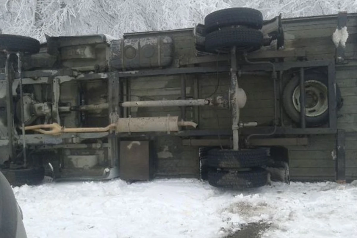 Azərbaycanda yollar buz bağladı, yük maşını aşdı (FOTO)