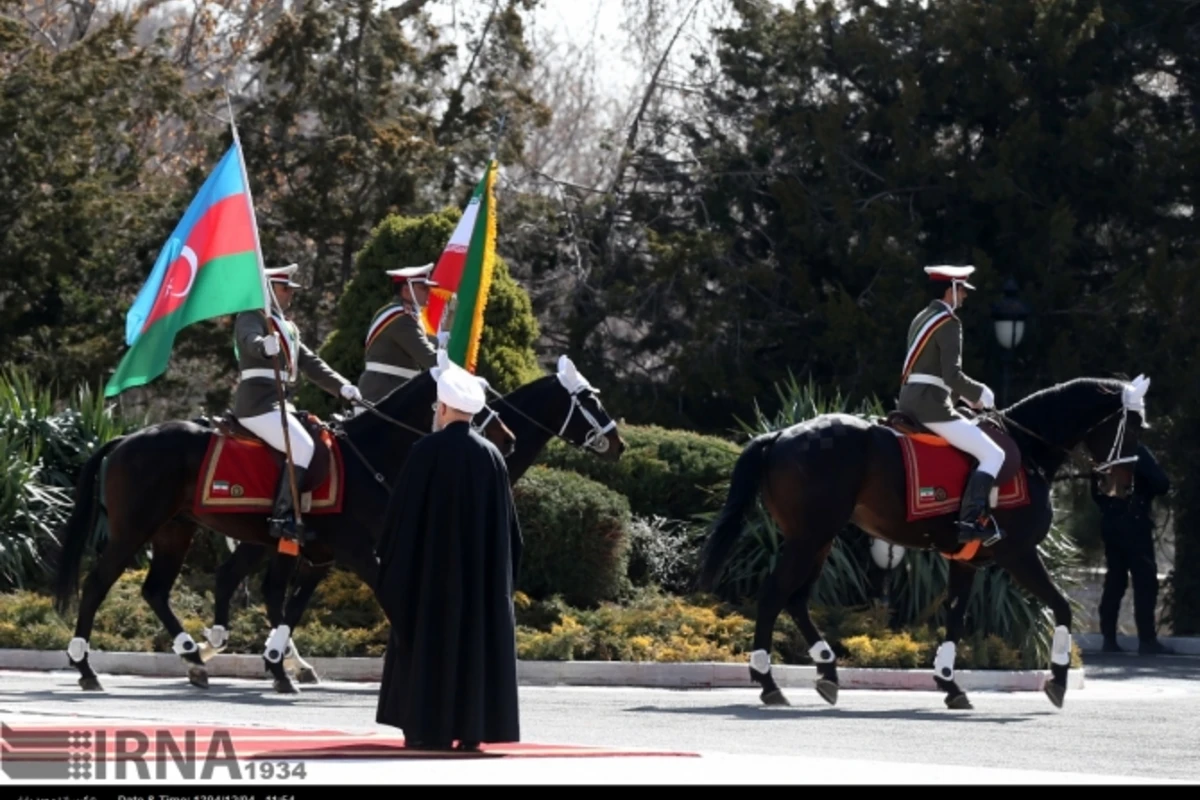 İlham Əliyev prezident sarayına süvari dəstəsinin müşayiəti ilə gəldi (FOTO, VİDEO)