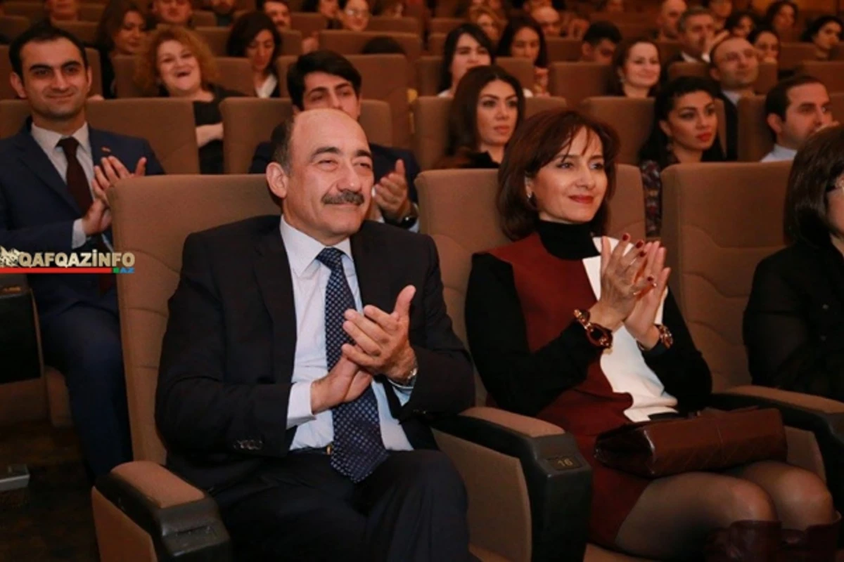 Nazir xanımı ilə “Nizami” Kino Mərkəzində (FOTO)