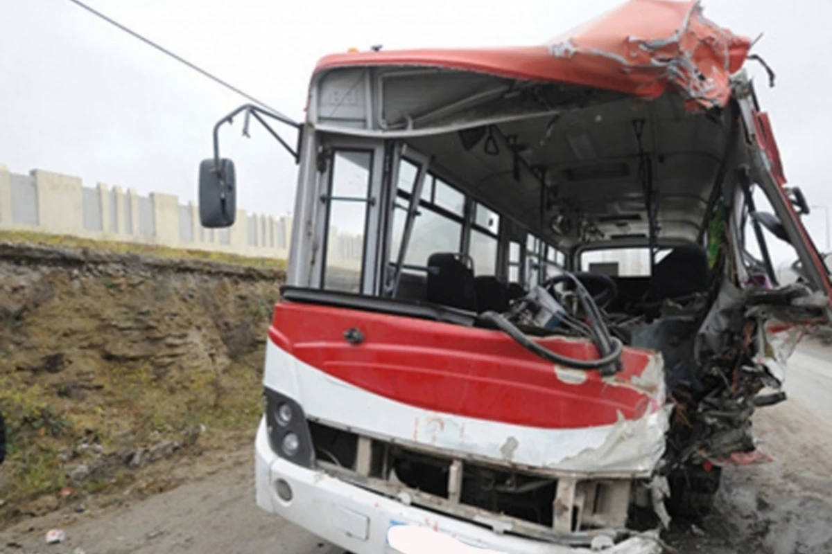 Bakıda dəhşətli avtobus qəzası: 13 nəfər yaralı, 1 ölü (YENİLƏNİB)