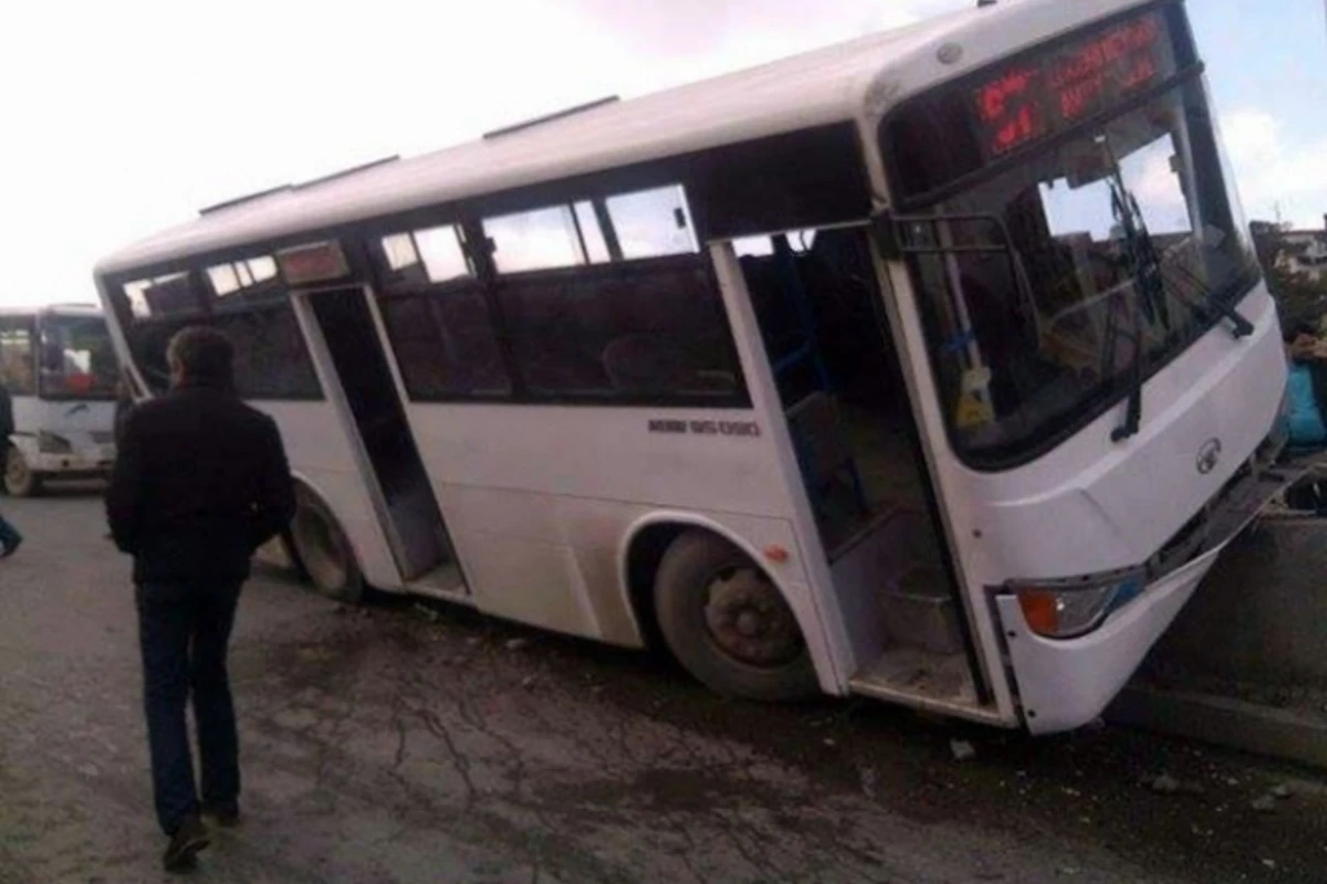 Bakıda dəhşətli qəzanın TƏFƏRRÜATLARI - içi sərnişin dolu avtobus çevrildi