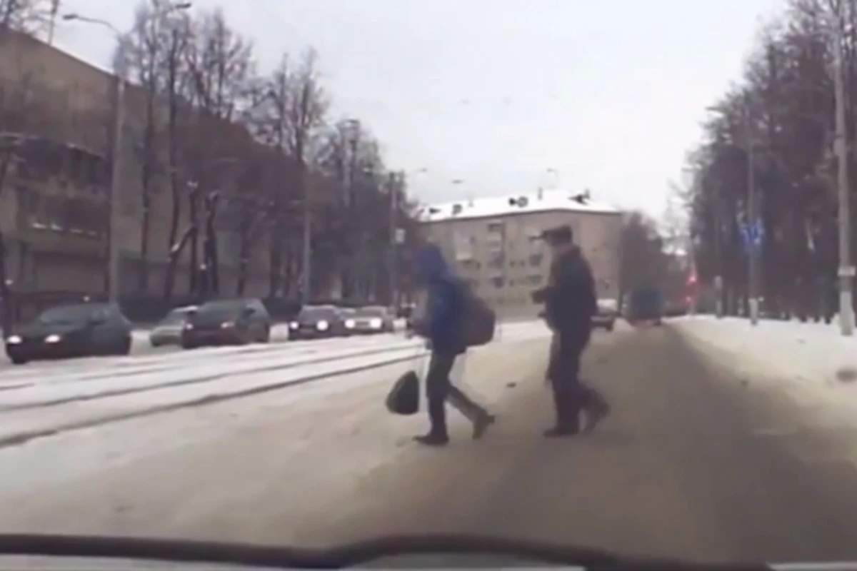 В Витебске милиционер спас ребёнка, заслонив собой от машины (видео)