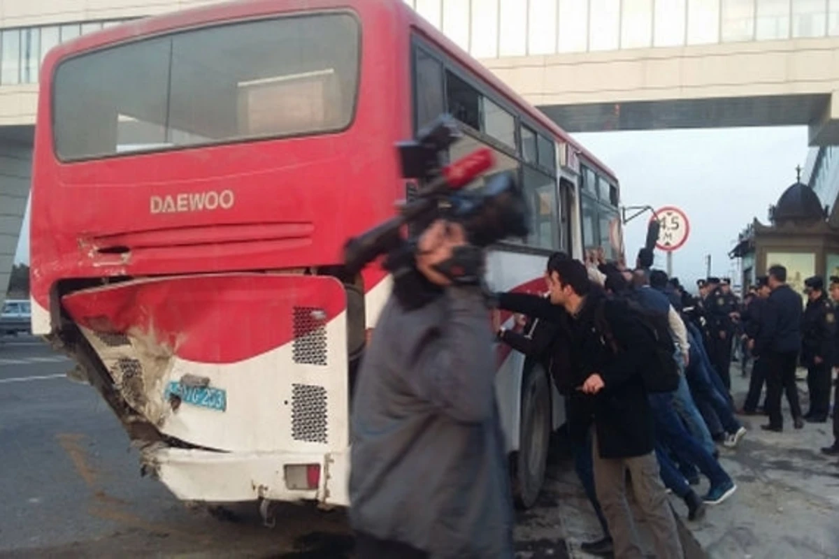 Bakıda ağır qəzada avtobus sürücüsü əsl qəhrəmanlıq göstərdi (VİDEO)