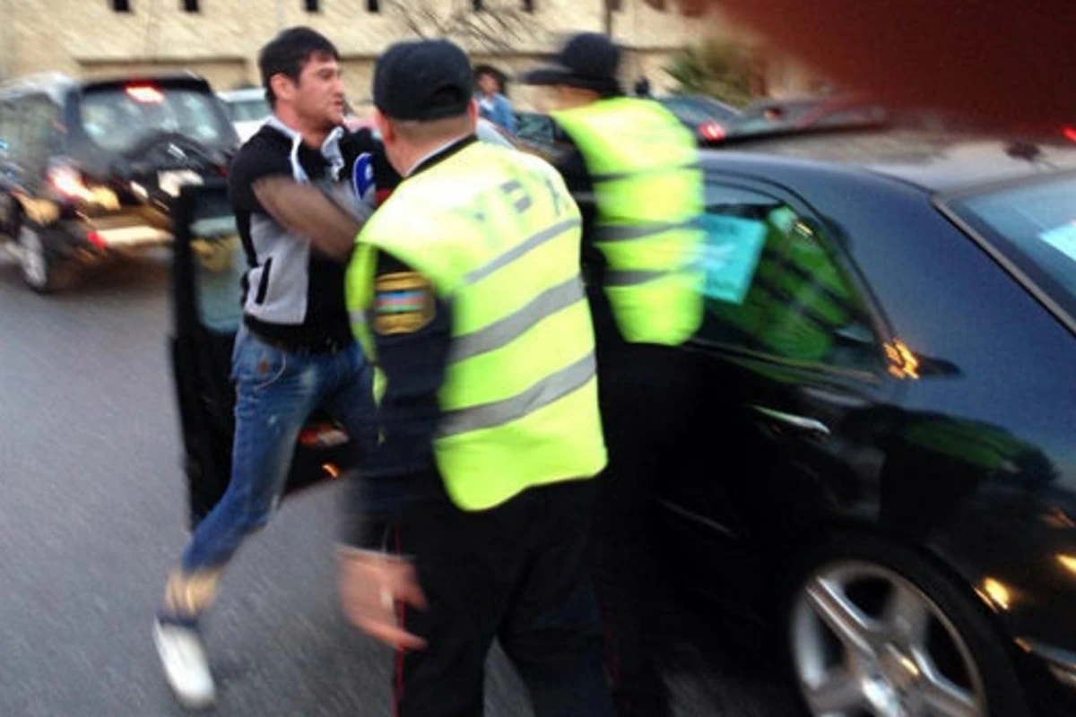 Bakının məşhur restoranında polisi döyüb, paqonunu cırdılar