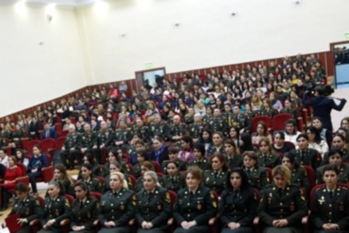 Nazir qadınları bir yerə topladı (FOTO)