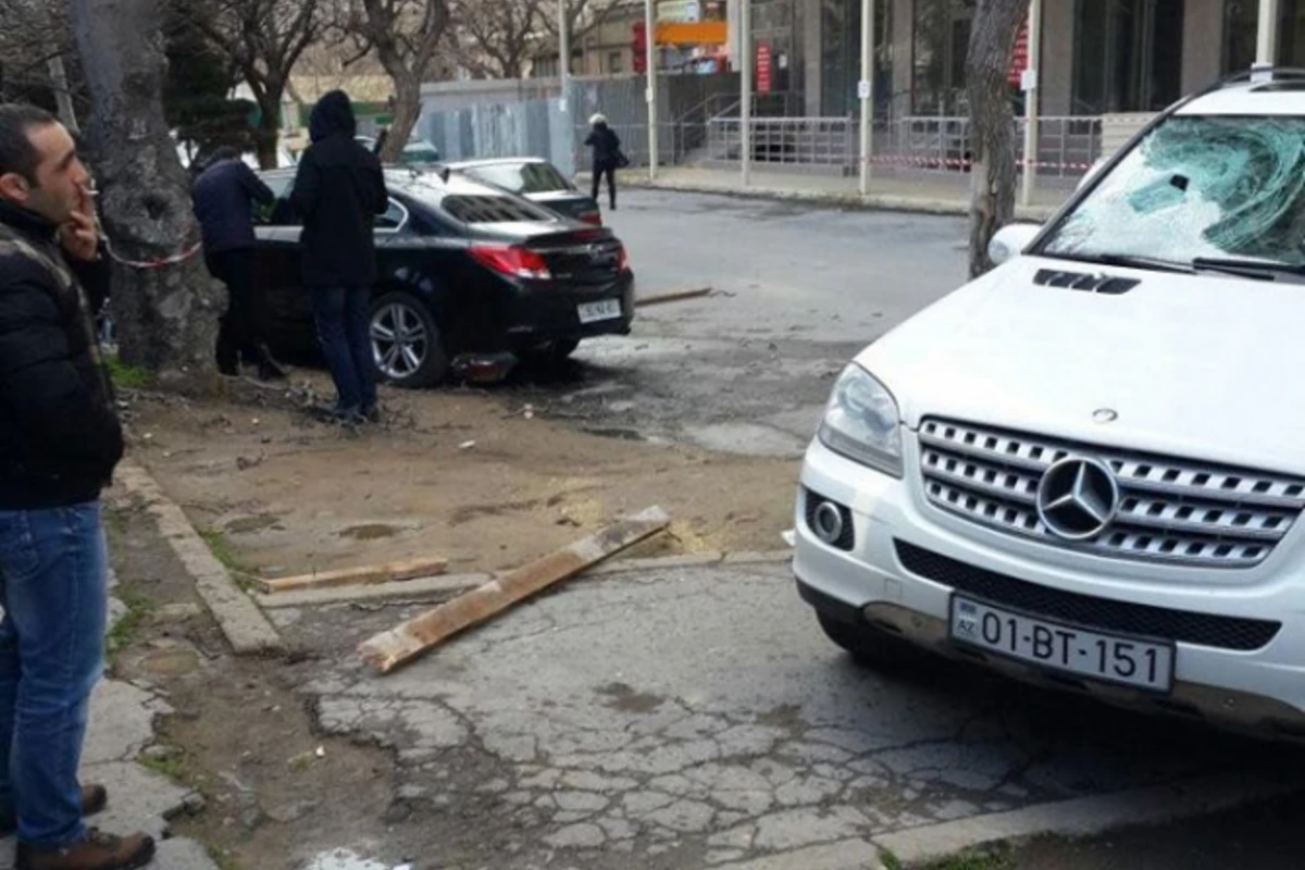 Bakıda tikintidən düşən material Mersedes ML” bu günə qoydu - FOTO