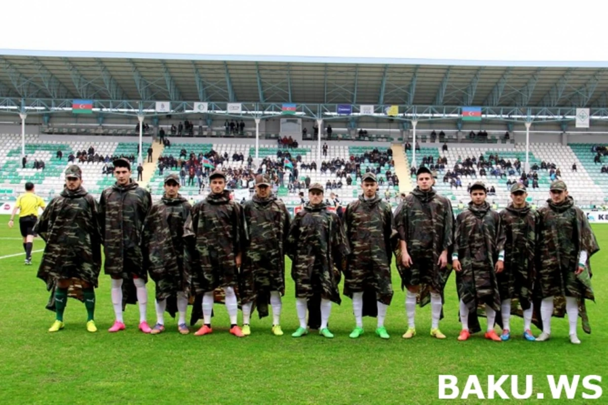 Azərbaycanlı futbolçulardan şəhidlərə sayğı duruşu (FOTO)