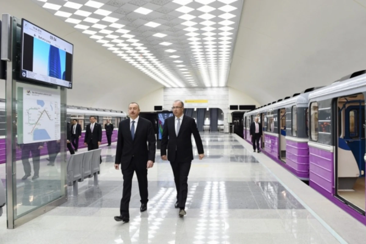 Prezident yeni açılan metro stansiyada (FOTO, VİDEO)