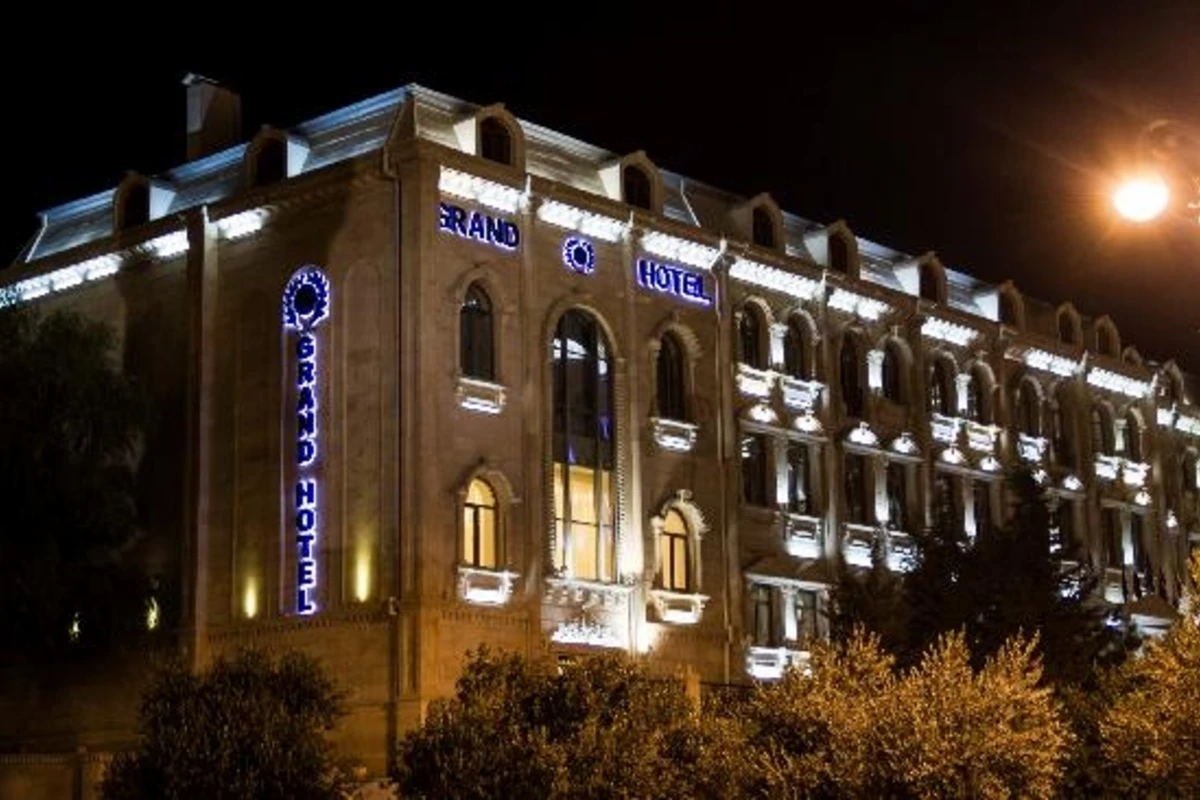 Bakıda məşhur otel sökülür - FOTO