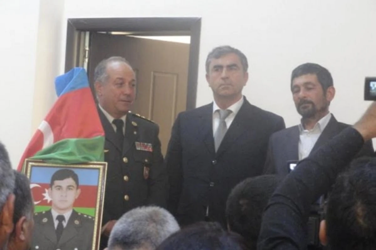 Şəhid baş leytenant Rəşid Mehdiyevin medalı anasına təqdim olunub - FOTO