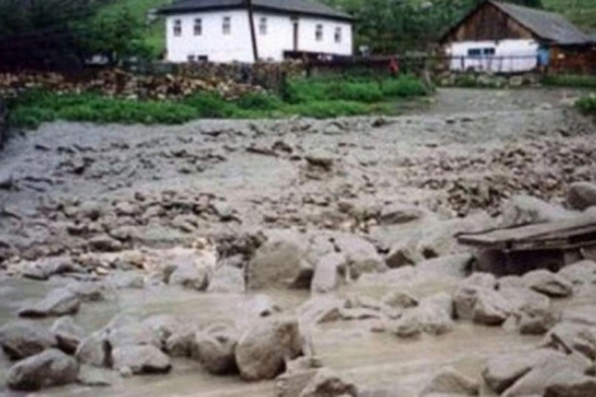 Sel Şamaxıda əkinləri yuyub apardı, kəndlə əlaqə kəsildi