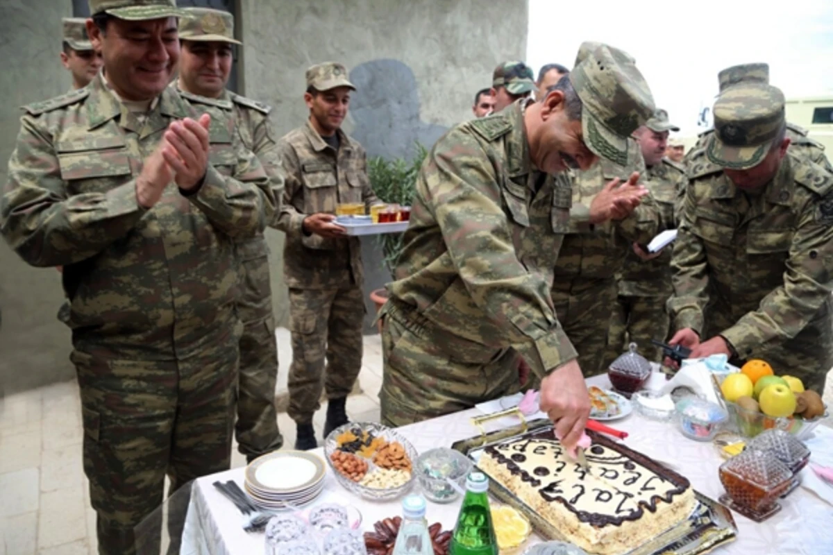 Zakir Həsənov üzərinə Lələ təpə yazılan tortu kəsdi (FOTO)