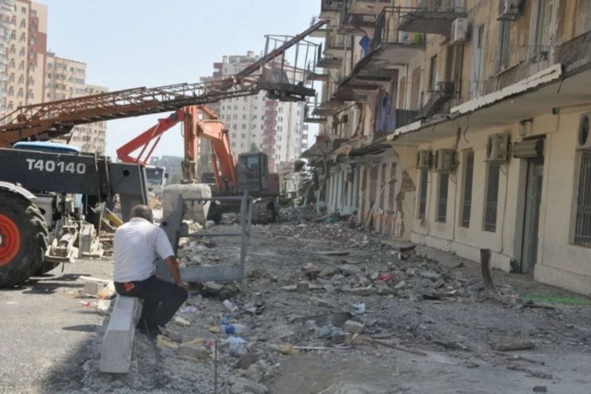 Bakıda qanunsuz artırılmış eyvanların sökülməsinə başlandı