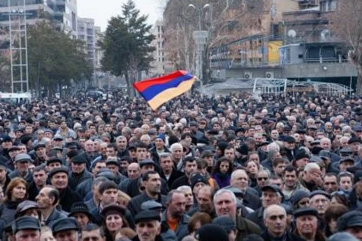 İrəvanda etirazlar başladı: Müdafiə nazirinin istefası tələb olunur