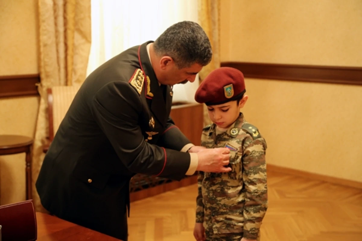 Nazir Qarabağda şəhid olan hərbçi övladına Qızıl Ulduz medalı verdi (FOTO)