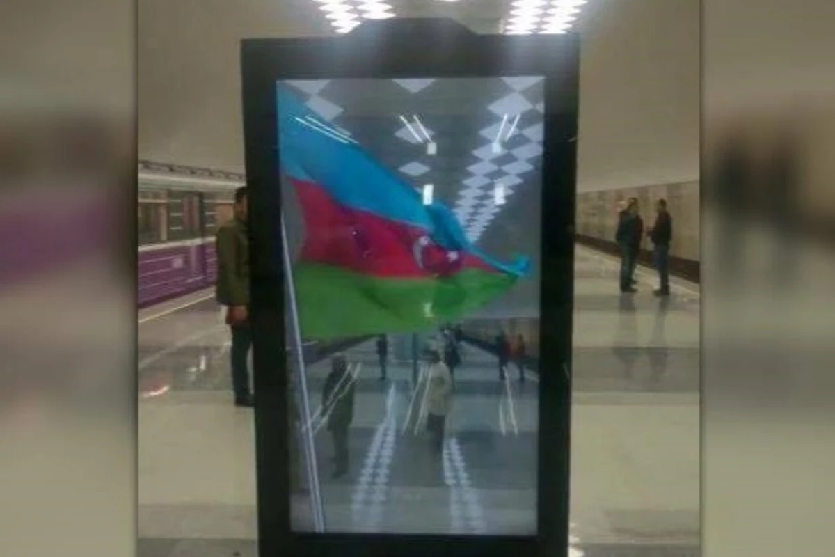 Yeni açılan metro stansiyada kreativ monitor (VİDEO)