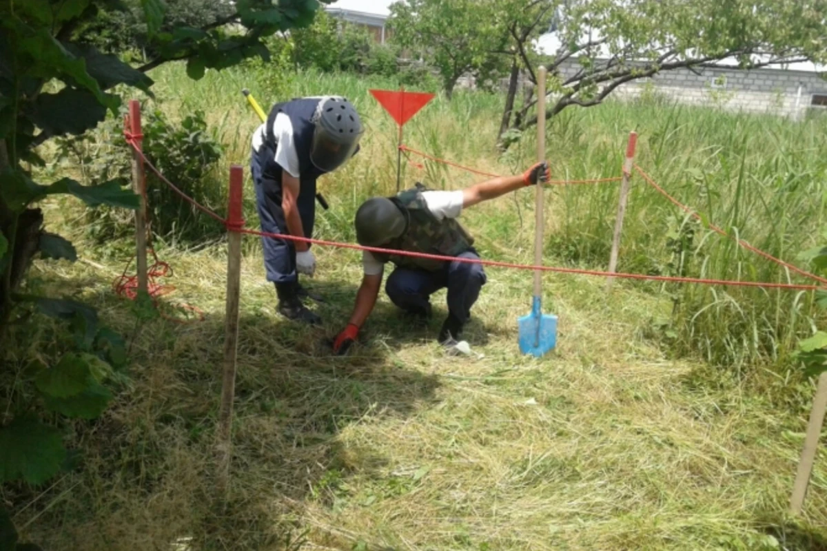 Cəbhə zonasında partlamamış hərbi sursat aşkar olunub (FOTO)