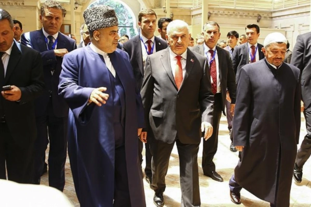 Türkiyə baş naziri Bakıda məsciddə namaz qıldı (FOTO)