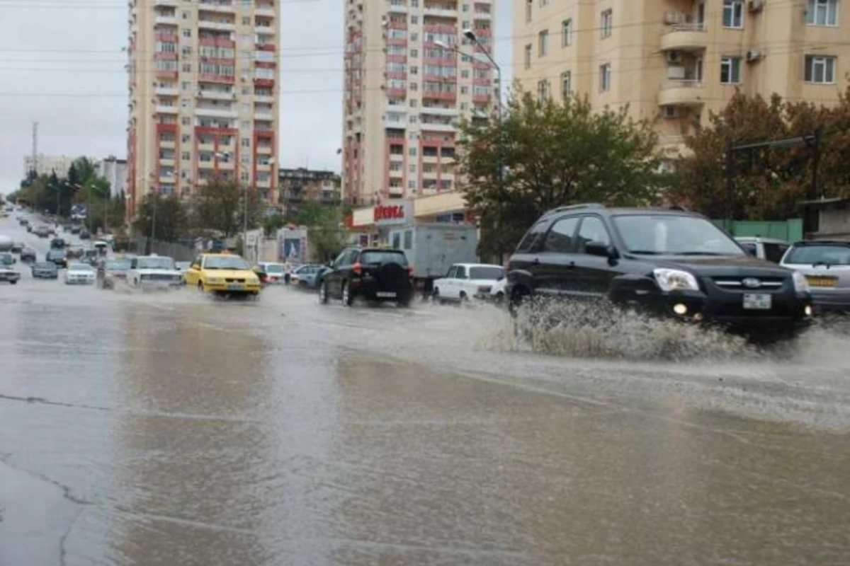 Bakıda leysan problemlər yaratdı - VİDEO