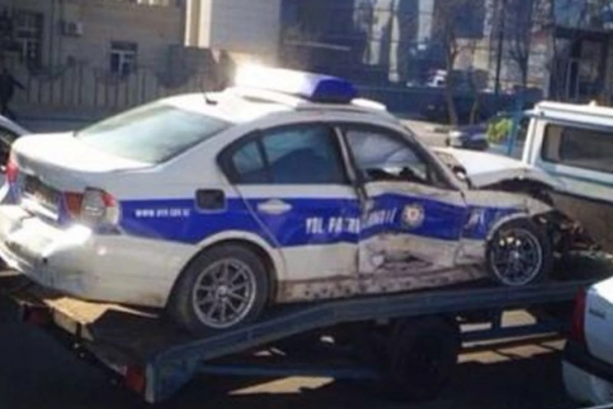 Bakıda yol polisinin maşını qəzaya düşdü