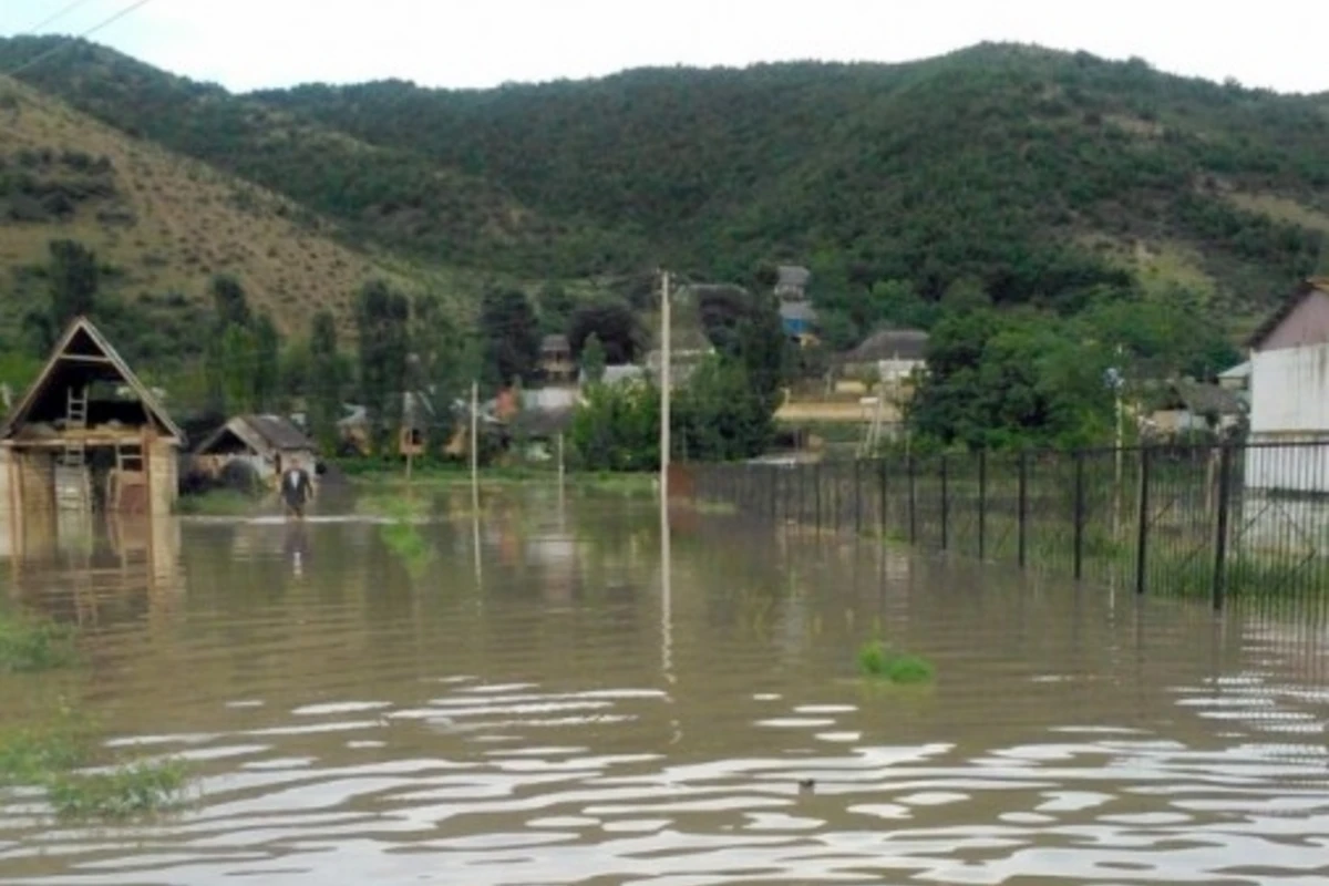 Azərbaycanda 12 yaşlı qızı sel apardı (FOTO)