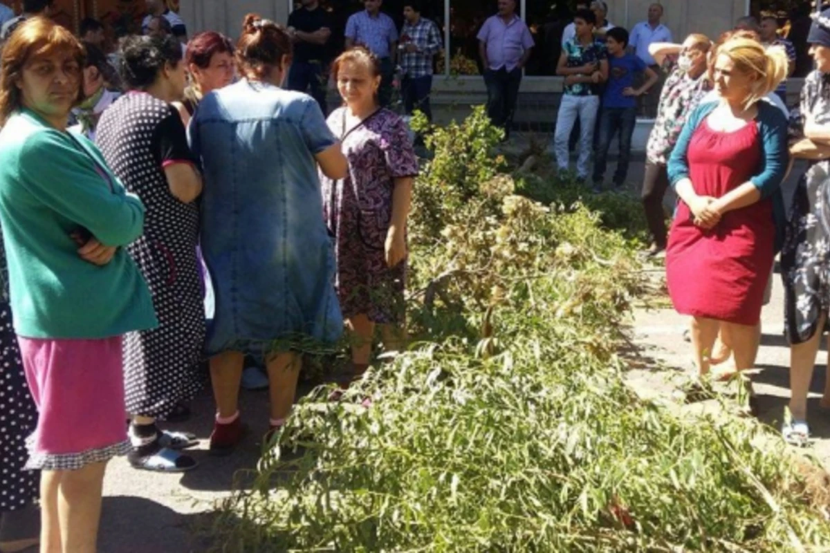 Bakıda sakinlər etiraz aksiyası keçirdi - VİDEO