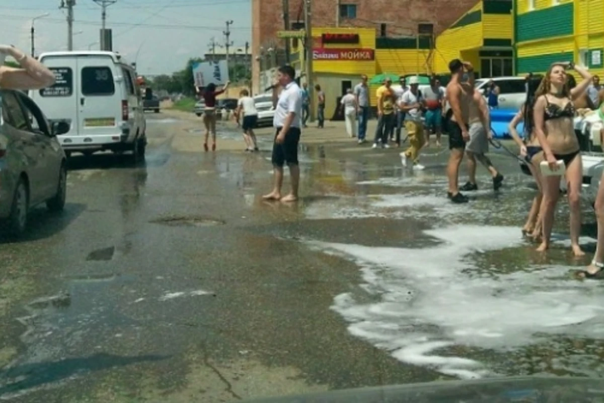 Çimərlik geyimində qadınlar yolda tıxaca səbəb oldular (FOTO)