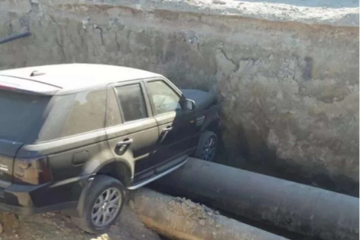 Bakıda Range Rover quyuya düşdü