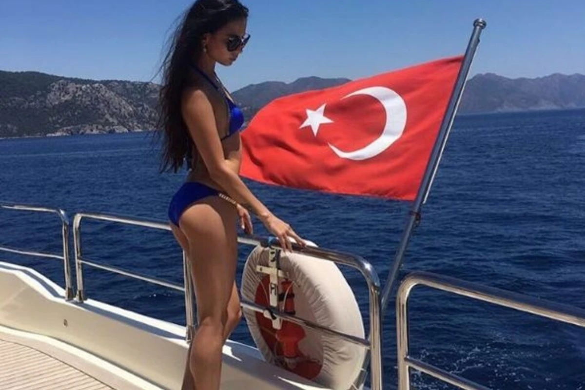 Azərbaycanlı modelin bikinidə yaxta gəzintisi - FOTOLAR