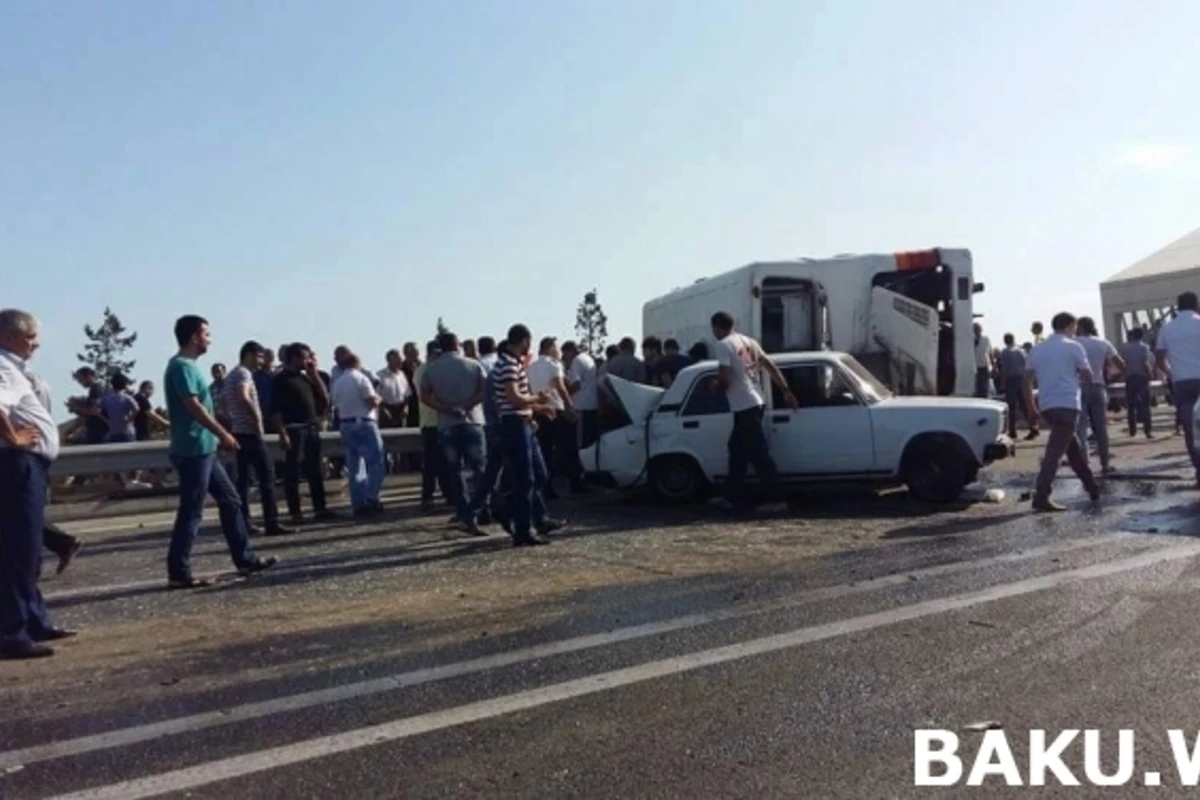 Bakıda sərnişin avtobusu aşdı (FOTO)