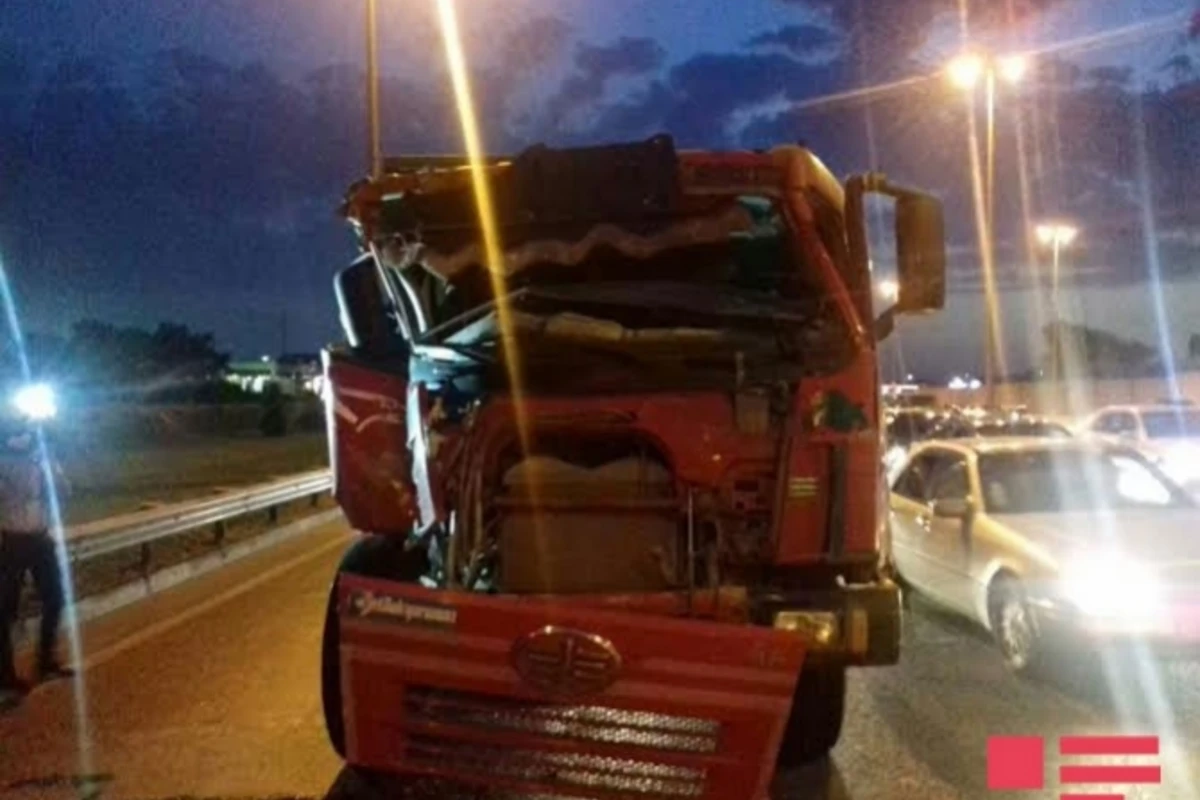 Bakıda “Shacman”la avtobus toqquşdu: xəsarət alanlar var - FOTO