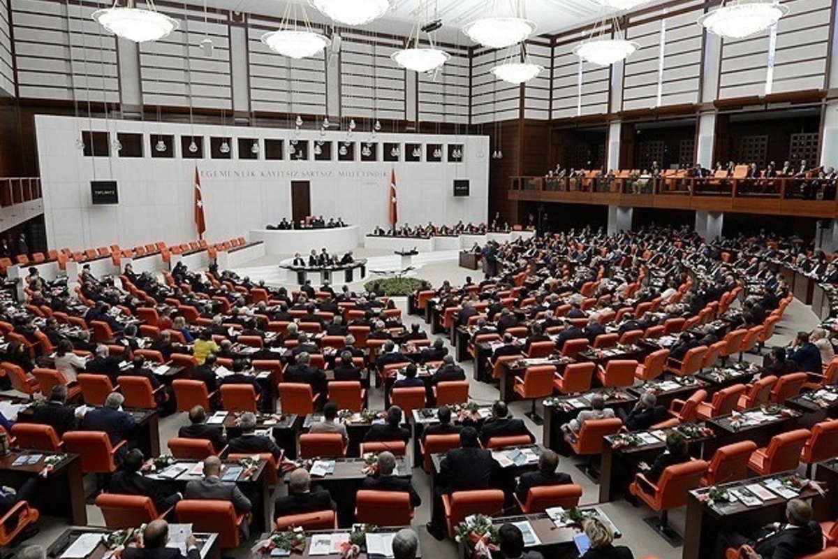 Parlament qəbul etdi: Fövqəladə vəziyyətin tətbiqinə başlanır