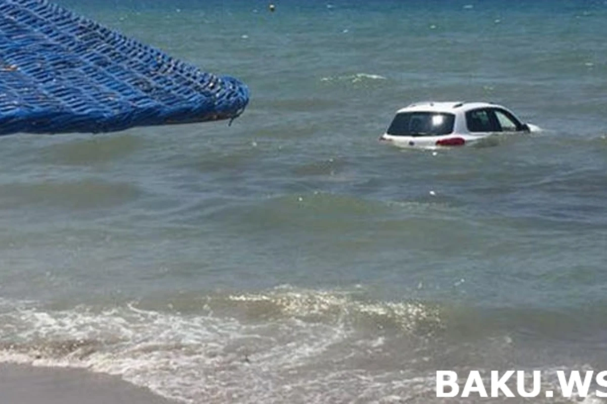 Maşın sahildəkiləri vurub dənizə düşdü, ölən və yaralananlar var  (FOTO)