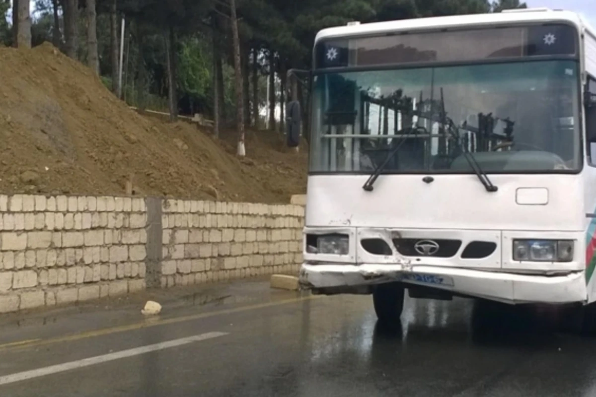 Bakıda sərnişin avtobusu qəzaya düşüb