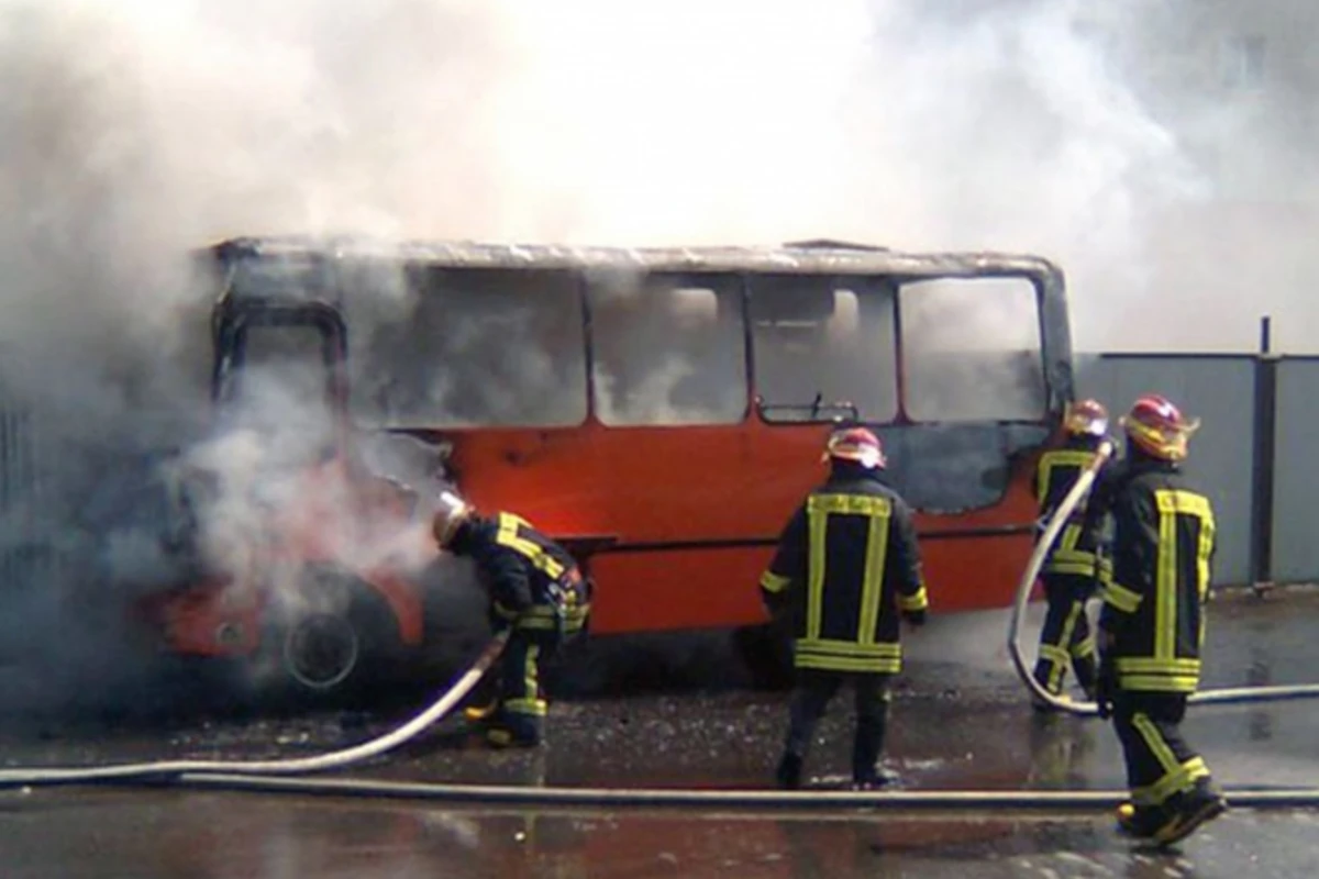 Bakıda sərnişin avtobusu yandı