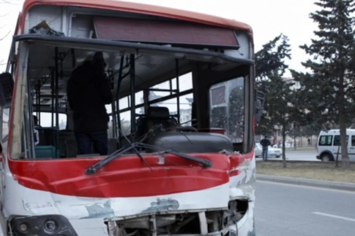 Bakıda avtobus divara çırpıldı: yaralılar var