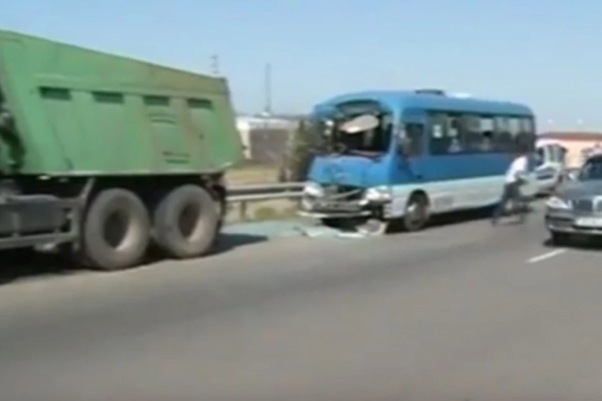 Avtobus “Kamaz”la toqquşdu - ağır yaralı var - VİDEO