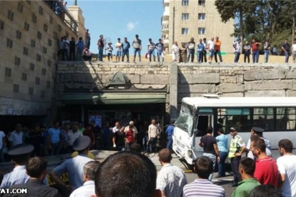 Bakıda sərnişin avtobusu körpüyə çırpıldı: yaralılar var - VIDEO/FOTO