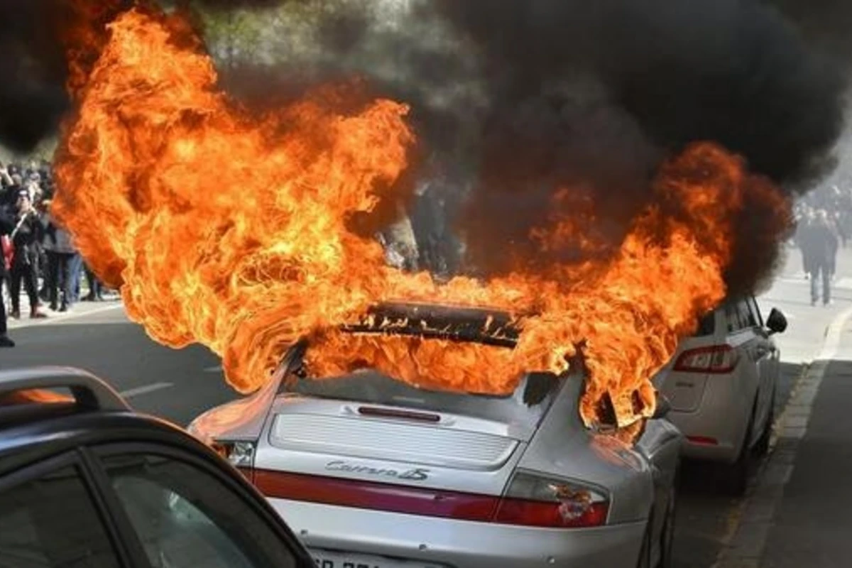 Bakıda PORSCHE yandı