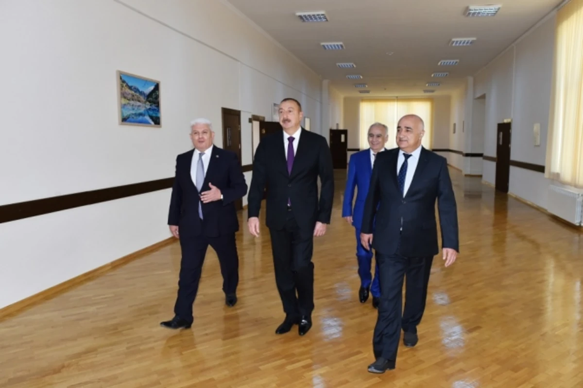 Prezident İlham Əliyev Bakıda orta məktəblərdə olub (FOTO)