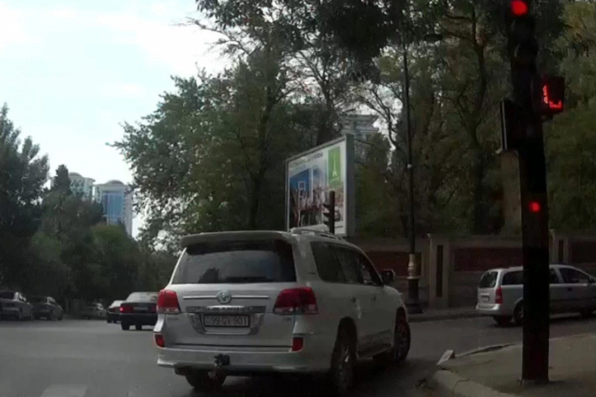 Bakıda yol polisini və svetoforu saymayan sürücü də var – VİDEO