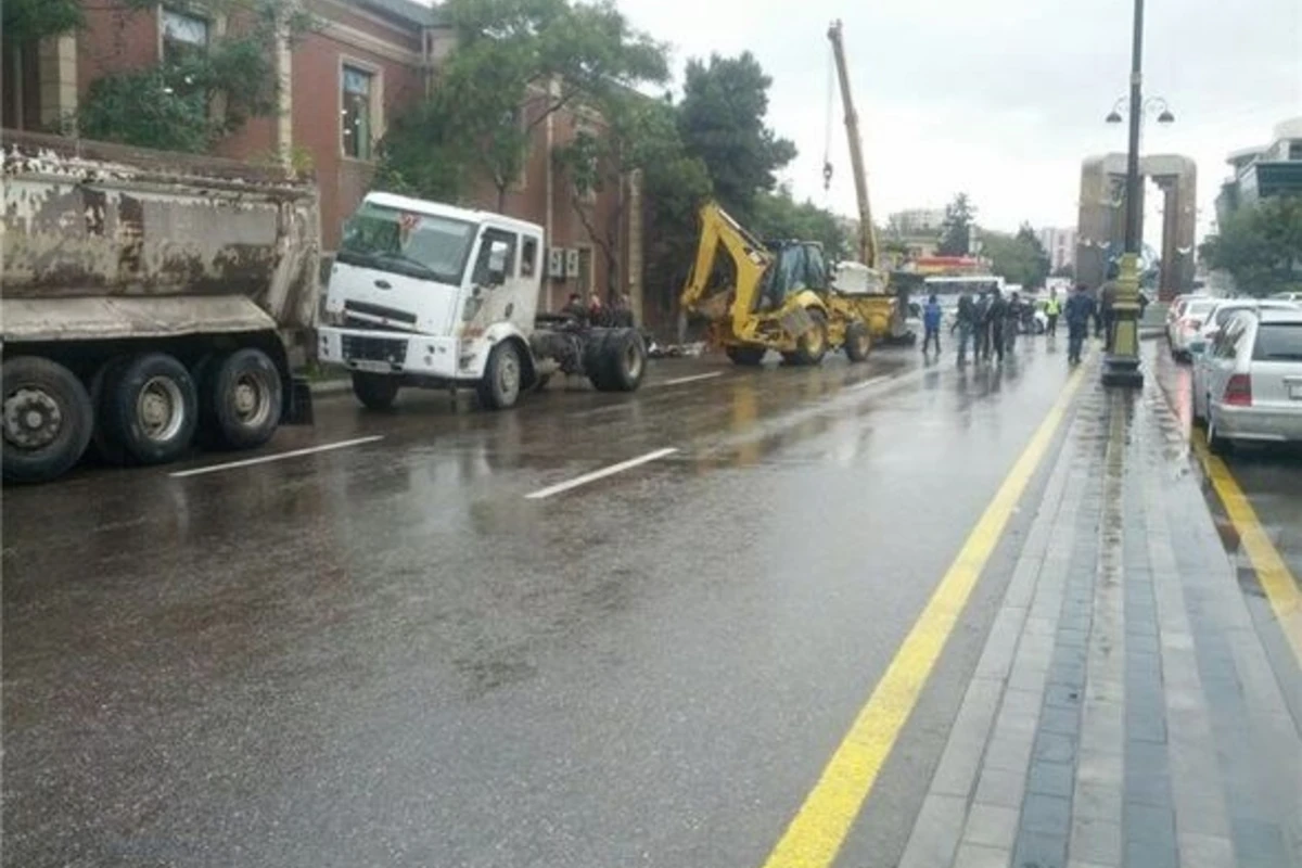 Bakıda ağır qəza: “KamAZ” aşdı – FOTO