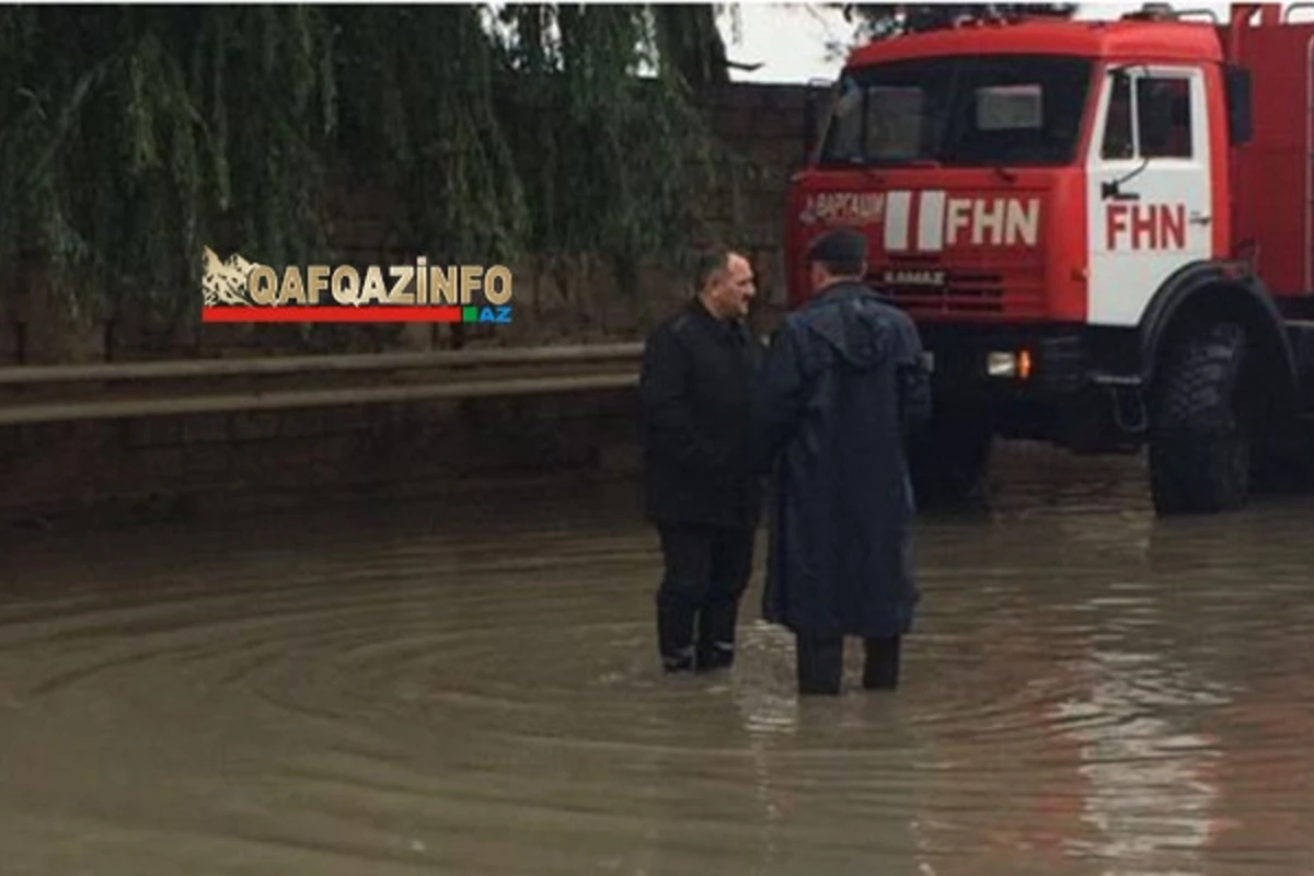 Suyun çəkilməsinə polislər də cəlb olundu - Fotolar