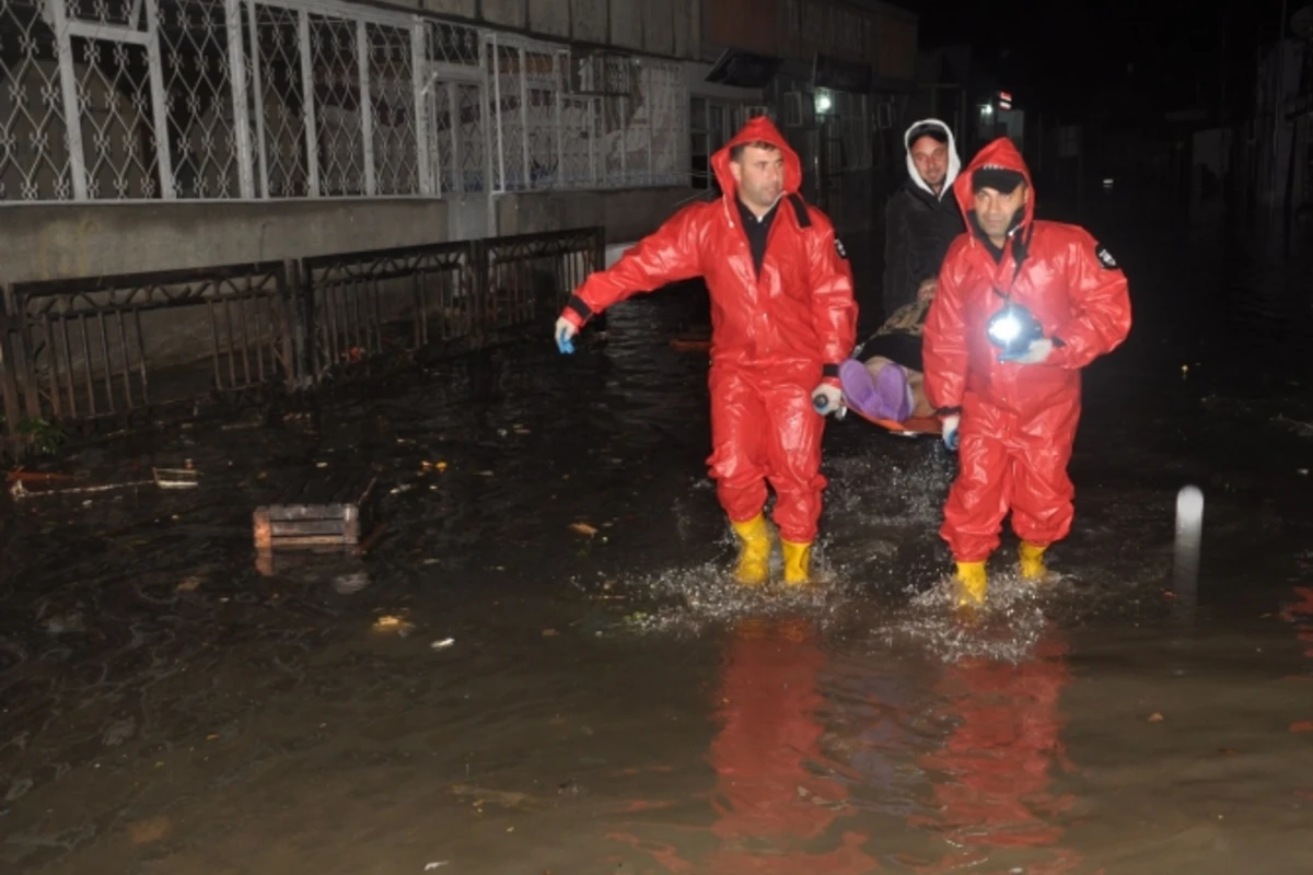 FHN Bakıda 77 nəfəri xilas etdi - FOTO