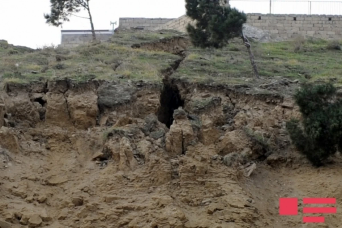 Bakıda məktəbin ərazisində uçqun olub