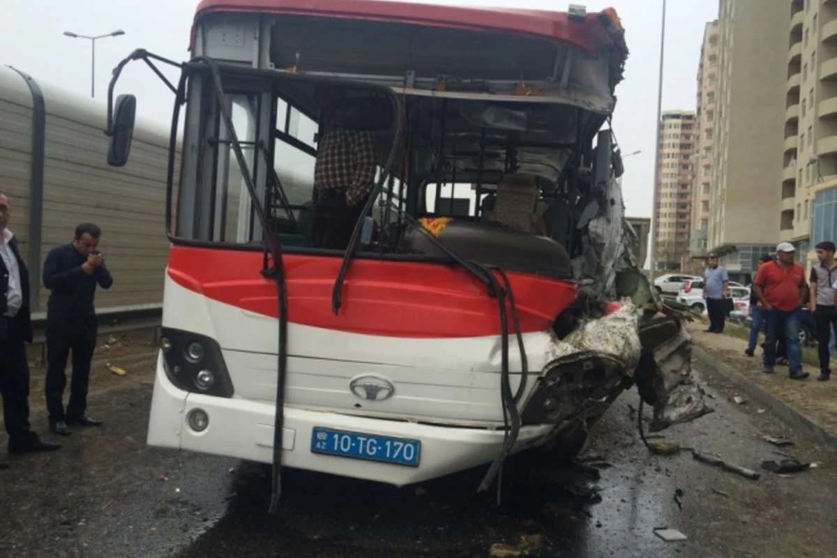 Bakıda avtobus qəzaya düşdü: Mercedes və KİAya çırpıldı