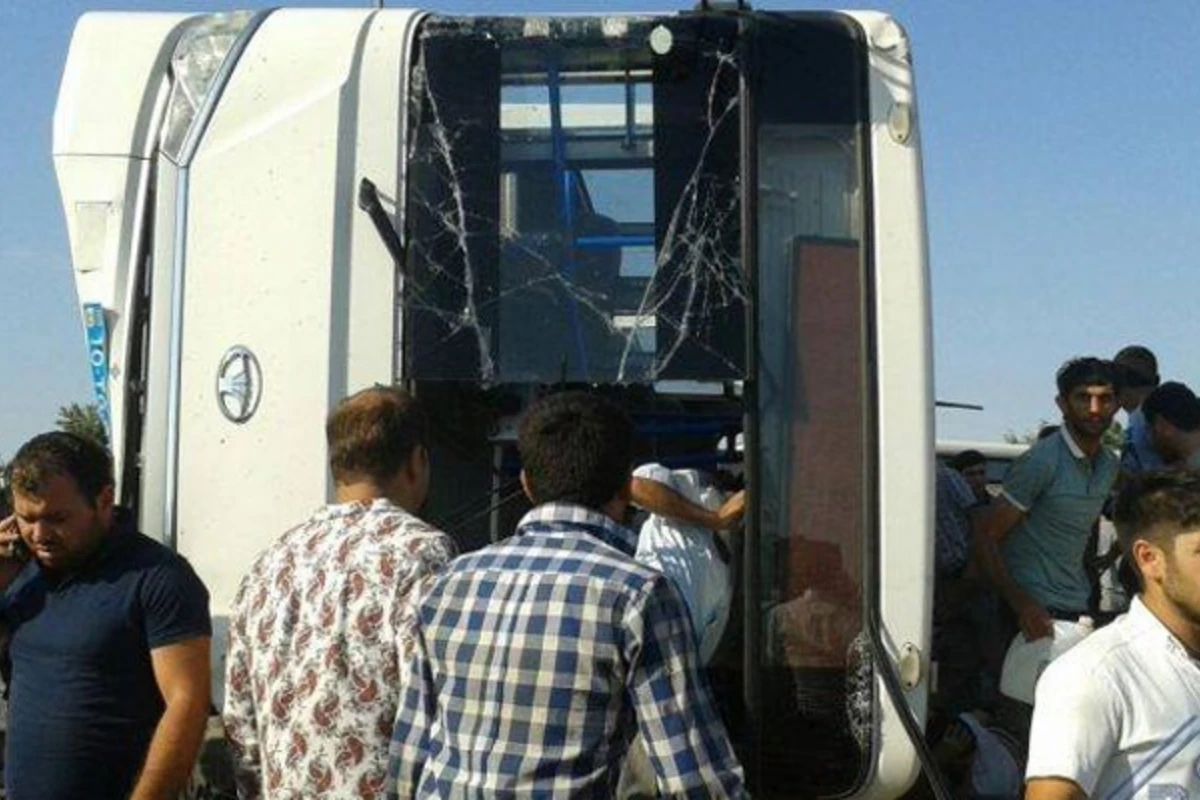 Azərbaycanda DƏHŞƏTLİ QƏZA - Sərnişin avtobusu yük maşını ilə toqquşaraq aşdı: yaralılar var