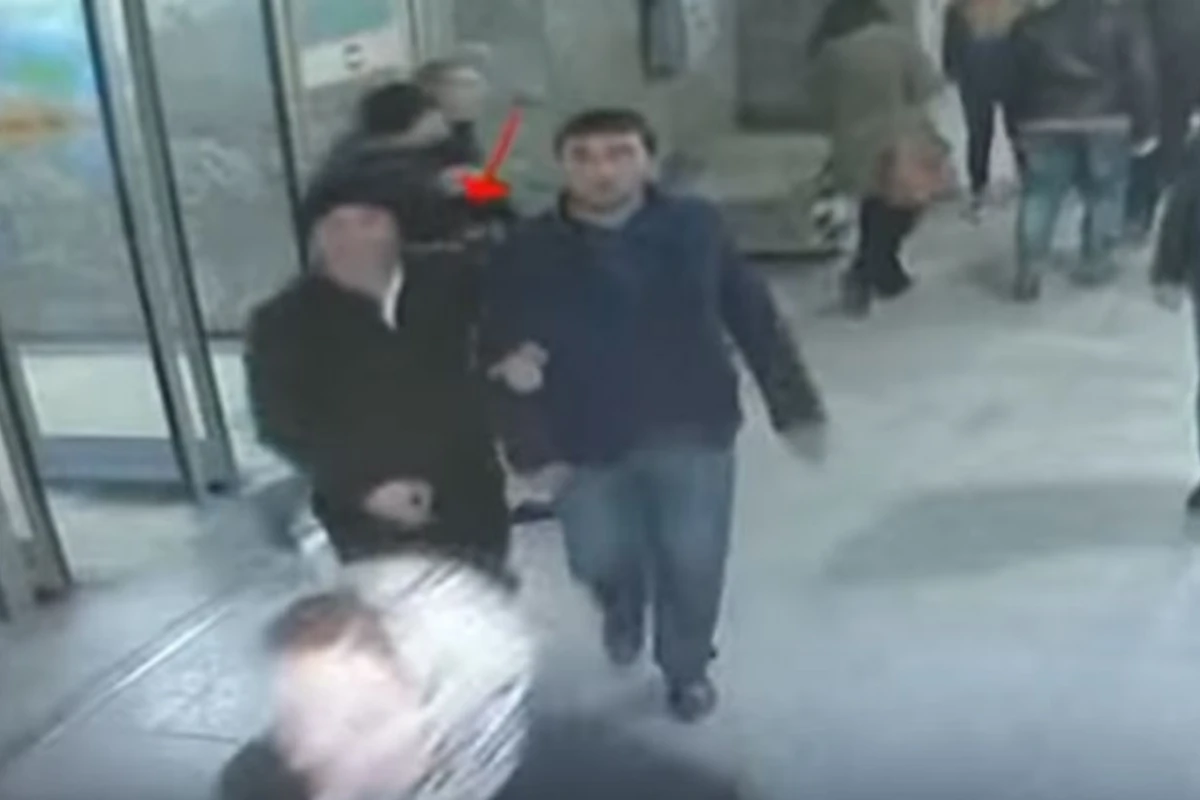 Bakı metrosunda telefon oğurluğu kameraya düşdü - Video